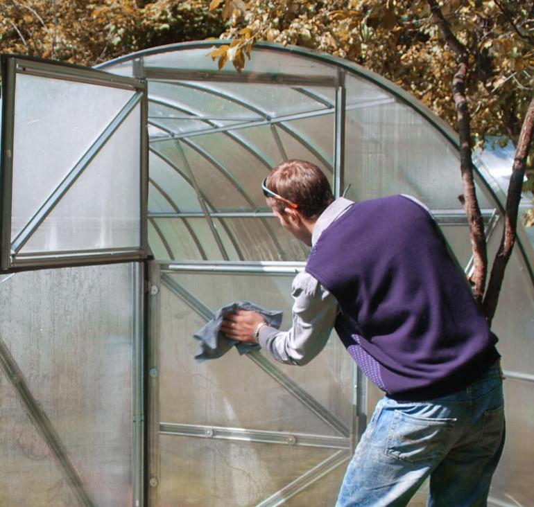 Polycarbonate greenhouse processing in autumn