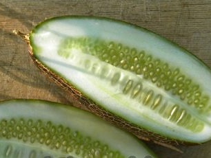 Snijd de komkommer in twee