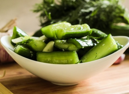 Gezouten komkommers in een pakket, snel recept in 5 minuten