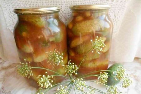 Pepinos de invierno con salsa de tomate en frascos de litro