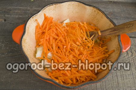 adăugați morcovi în ceapă