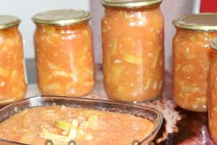 Zucchini in tomato in jars