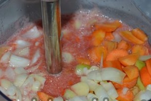 Skivade grönsaker i en mixer