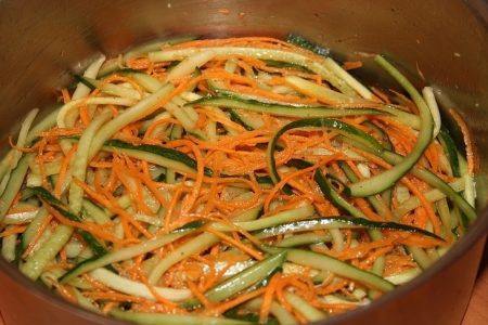 салата от краставици и моркови за зимата