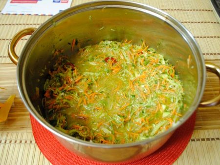 Concombres coréens dans une casserole