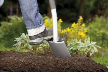 cavando un jardín