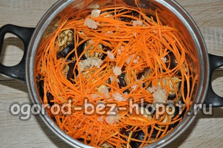 baklažán, mrkva a cesnak v nádobe