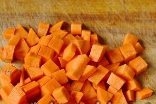 Tăiați morcovii