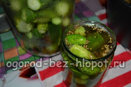 Pour cucumbers with marinade