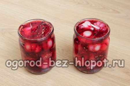 put garlic, grated beets in prepared jars and pour brine