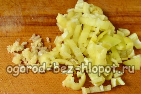 chopped pepper and garlic