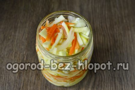 Saláta egy üvegedénybe