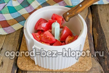 nakrájané paradajky v mixéri