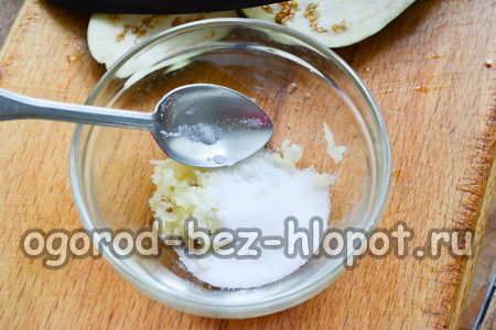 peel garlic, squeeze through a press, combine it with salt