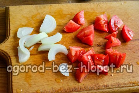 hacka och stek tomater och lök