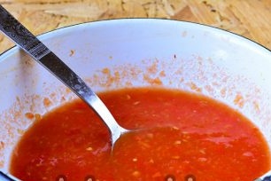 basuh tomato dan gulungkannya dalam penggiling daging