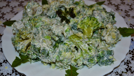 Broccoli in sour cream