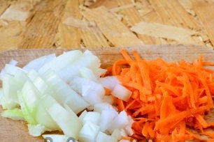 hacher l'oignon, râper les carottes
