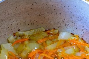 estofado de cebollas y zanahorias en una cacerola con aceite