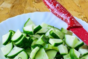 snijd komkommers in kleine plakjes