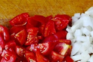 hackade lökar och tomater