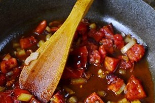 stek lök med tomater