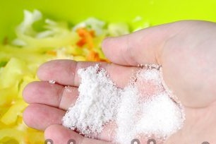adăugați sare și zahăr