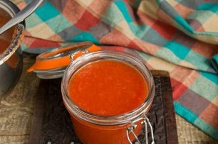 vierta salsa de tomate en latas