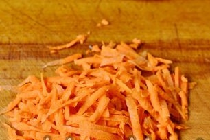 добавете настърганите моркови към зелето