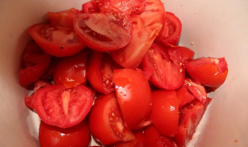Tomatoes for lecho