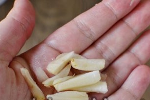 potong bawang putih ke kepingan nipis