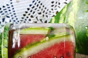 Pácolt görögdinnye üvegekbe