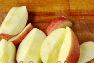 skär äpplen i äpplen och skär dem i fjärdedelar