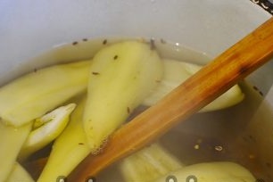 потопете чушките на малки порции във вряща готова саламура и сварете