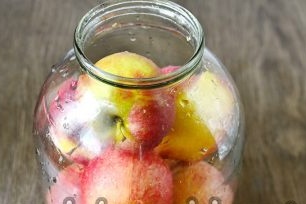 jablka ve sklenicích