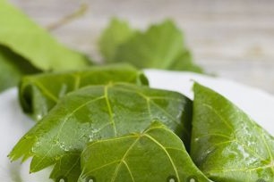 grape leaves thoroughly wash, dry, spread the vegetable in the middle and wrap it in the form of a roll