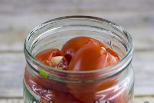tomater i en burk