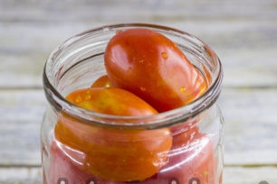tomates en una jarra