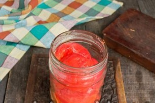 tomates en una jarra