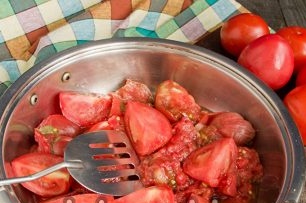 tomaten in een pan