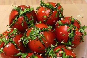 напълнете доматите с пикантна смес
