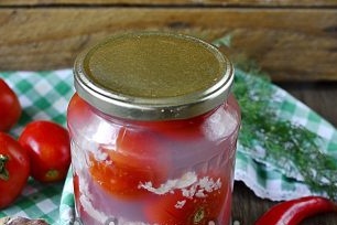 tomates con ajo para el invierno