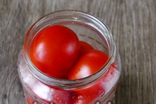 poner tomates en una jarra