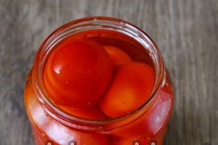 залейте доматите с вода