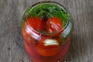 fermer les tomates avec les couvercles