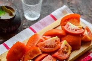 snij tomaten in kleine plakjes