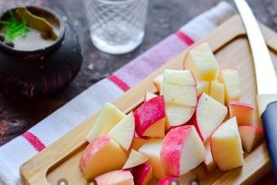 snijd het vruchtvlees van de appel in blokjes of plakjes