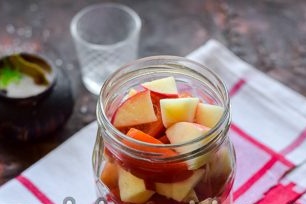 сложете подправки, домати и ябълки в подготвен буркан