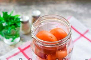 naplňte sklenici rajčaty, několikrát ji protřepejte, aby rajčata ležely k sobě hustší