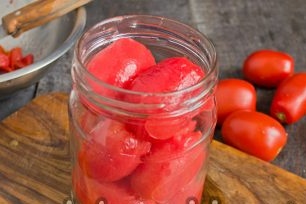 lägg tomater i burkar